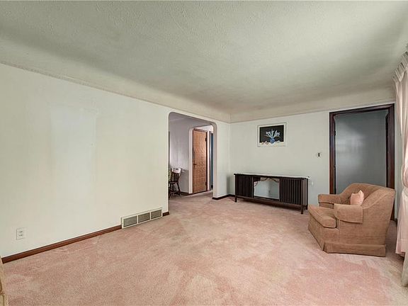 4th image of 15875 Briarwood Dr