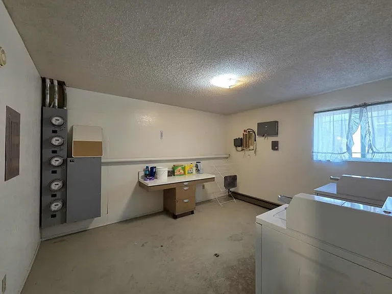 939 N Baker Ave — Photo 25