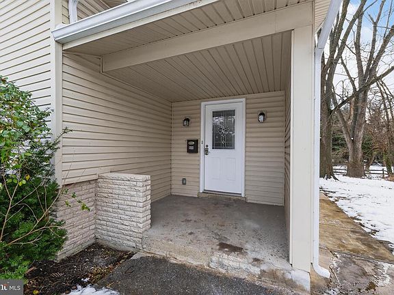 3rd image of 504 Wellfleet Rd