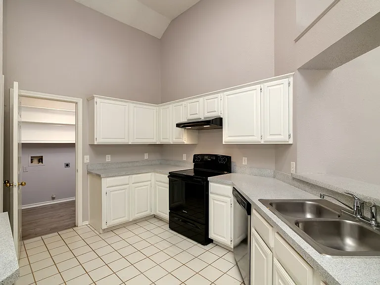1329 Maywood Ct — Photo 9