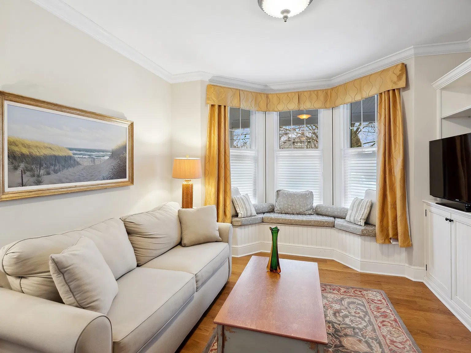 Southampton Village Traditional apartment available First floor — Photo 4