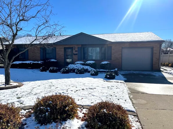 1308 Sunset Dr, Peru, IL 61354