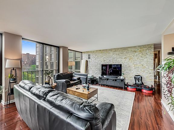 3rd image of 345 W Fullerton Pkwy APT 604