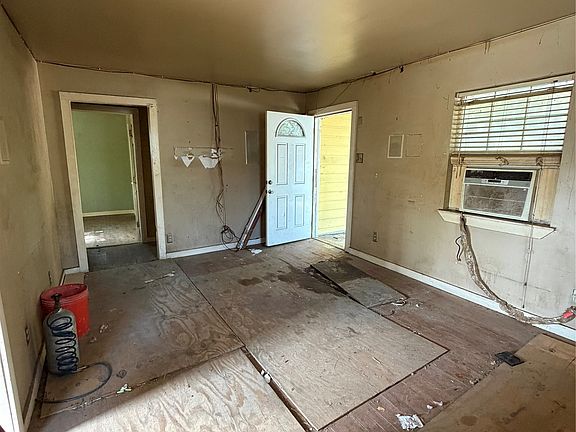 3rd image of 715 Scott Dr