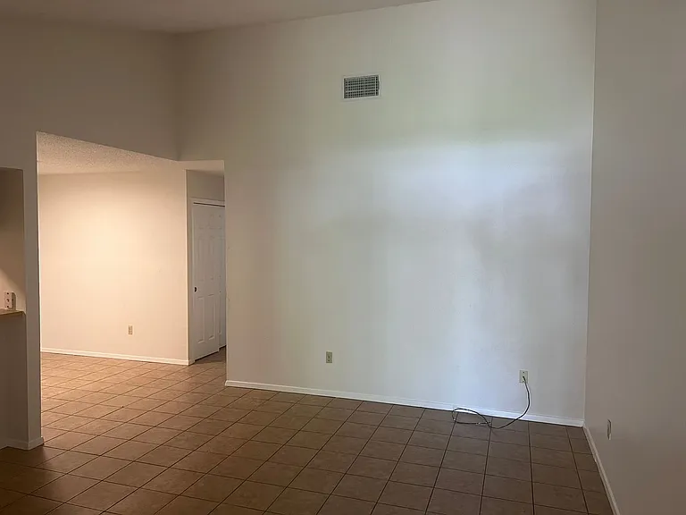1911 Gracy Farms Ln — Photo 5