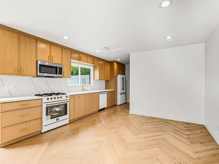 6327 Babcock — Photo 2