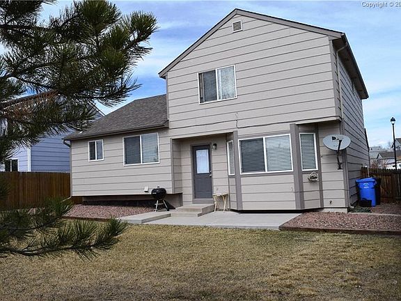 Large patio for BBQ's with Mtn. Views. Auto Sprinkler System with water sensor,