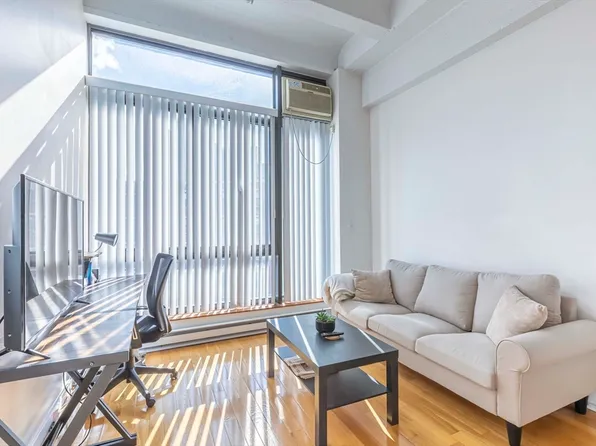 12 Stoneholm St APT 310, Boston, MA 02115