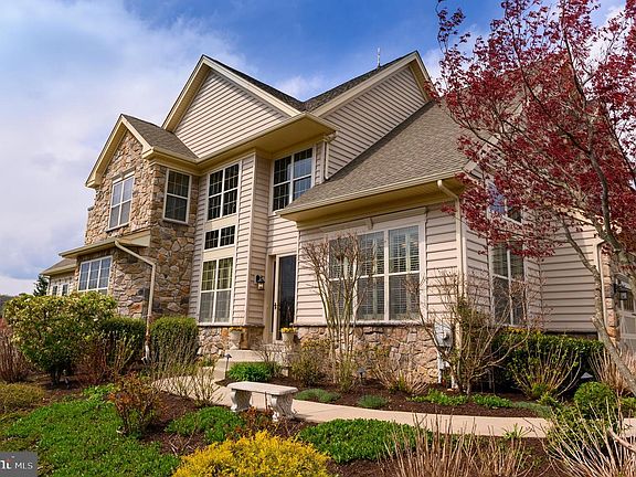 2nd image of 9 Tulip Dr