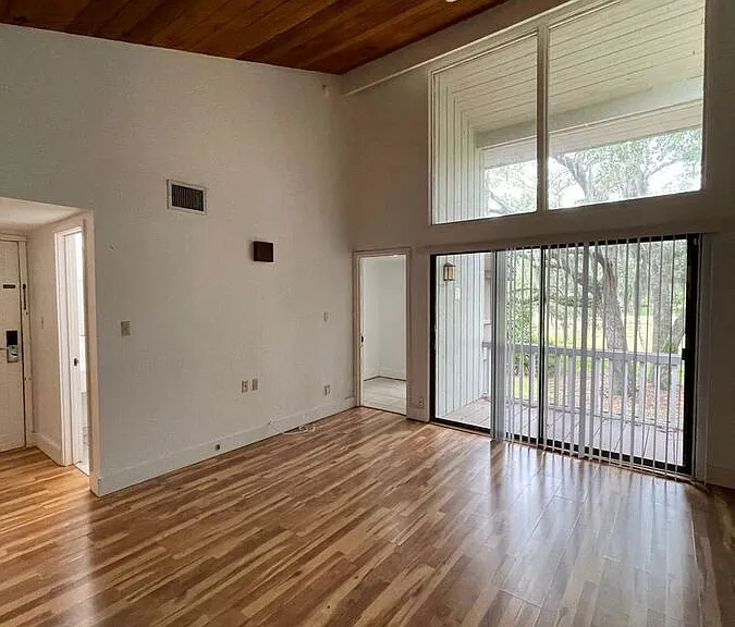 3318 Camelot Dr #3318 — Photo 4