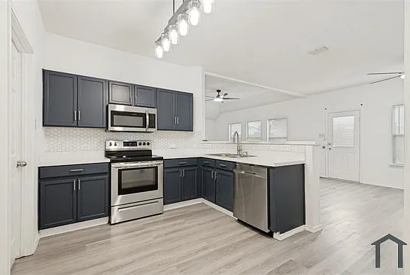 5 bed, 2600 sqft, $2,800 — Photo 2