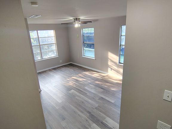 3rd image of 625 W Avenue D
