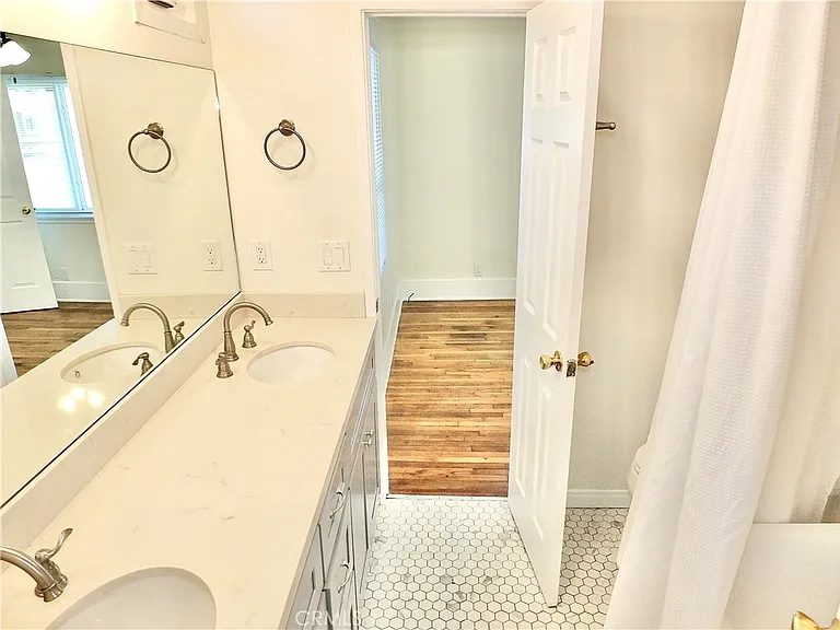 4036 E Vermont St — Photo 40