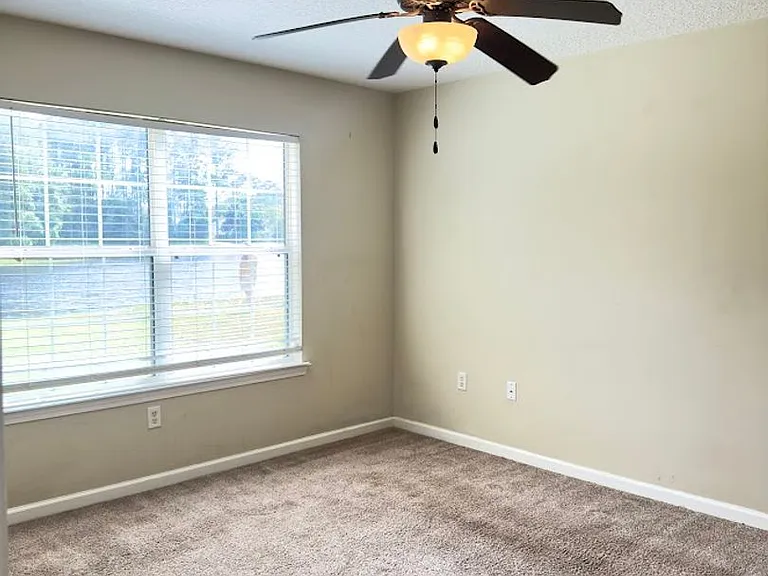 138 Hamilton Dr — Photo 6