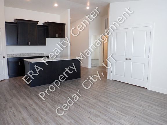 3rd image of 947 Ironwood Cir