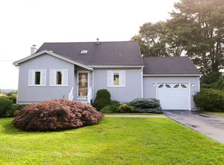 8 Pine Crest Dr, Johnston, RI 02919