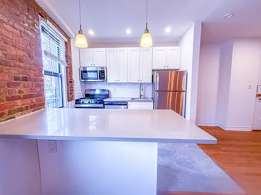 Rented by Gravity Real Estate Advisors | media 23