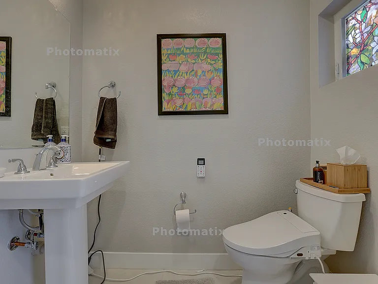 Half-bathroom (1st floor)