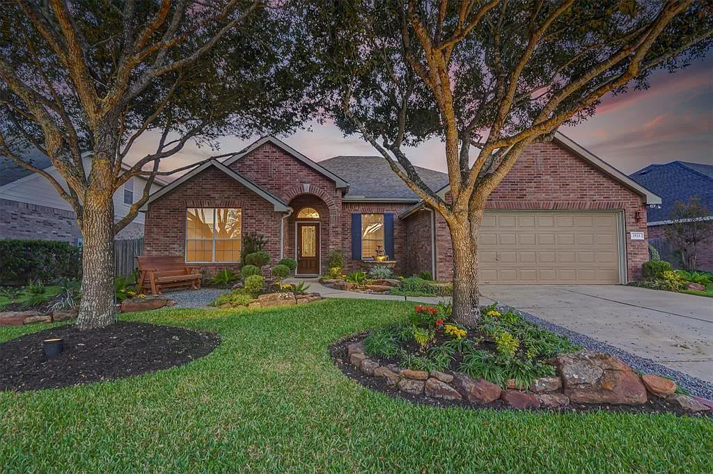 4 bed, 2.0 bath, 2598 sqft, $2,500 — Photo 1