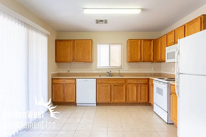 3 bed, 2.0 bath, 1368 sqft, $1,750 — Photo 2