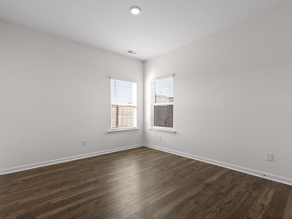 Downstairs main bed rm. w/ full bath & walk in closet.