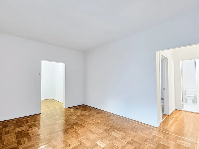 225 E 202nd St #2D — Photo 4