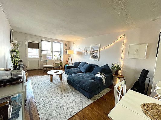 2nd image of 2534 Crescent St APT 3D