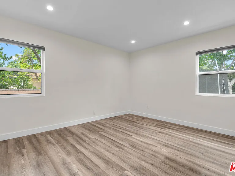 18343 Calvert St — Photo 19