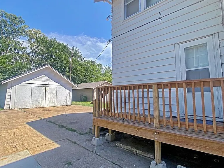 6715 Florence Blvd — Photo 2
