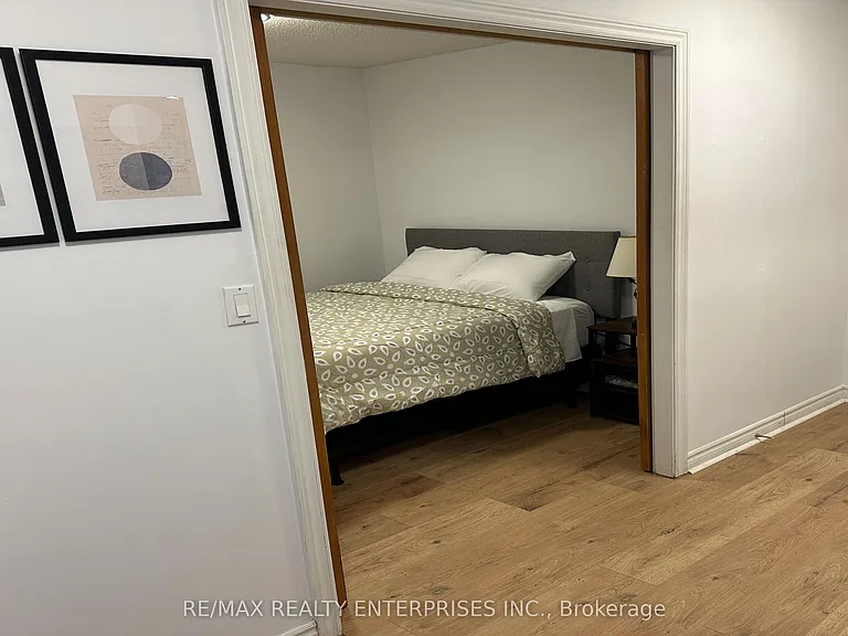 270 Wellington St W #409 — Photo 19