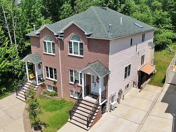 3rd image of 27 Malibu Ct