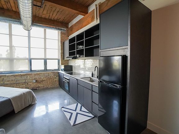 5th image of 2068 N Southport Ave #427