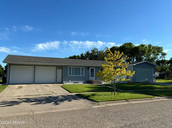 50 SE 15th St, Grafton, ND 58237