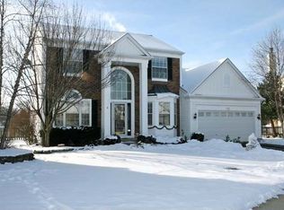 215 Carters Grove Ct, Grayslake, IL 60030