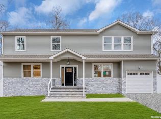 49 Jerome St, Lindenhurst, NY 11757
