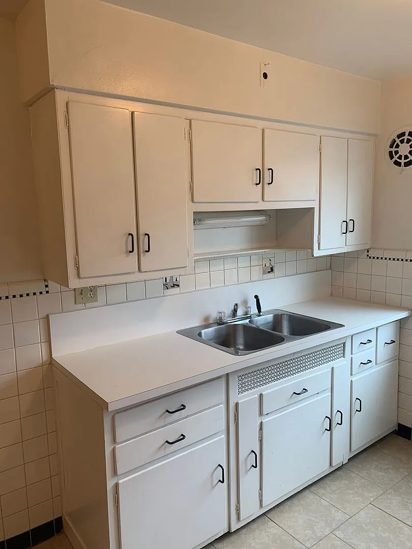 3834 Hyde Park — Photo 2