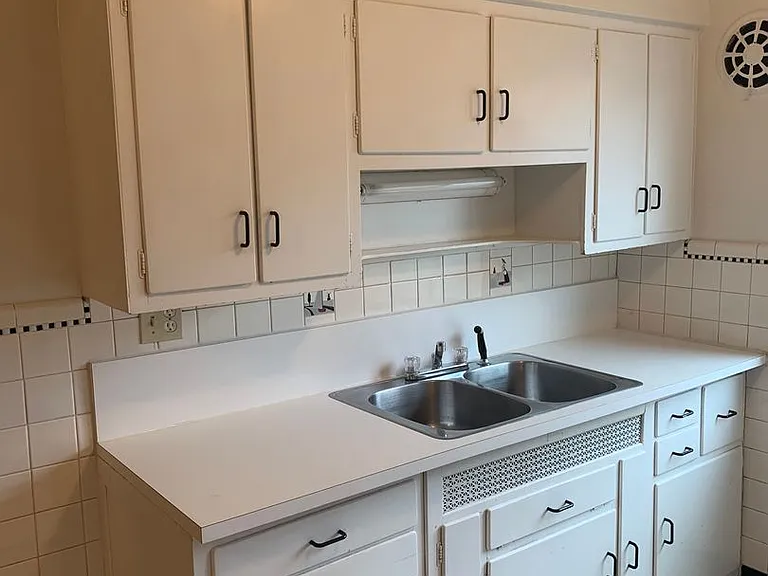 3834 Hyde Park — Photo 2