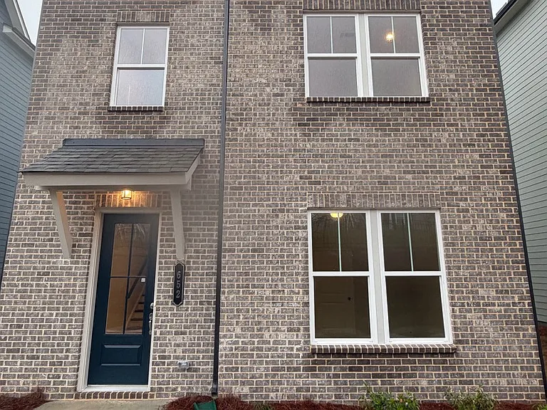 652 Devon Aly — Photo 2