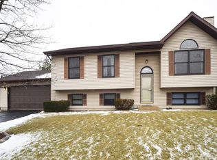 2481 Adams Dr, Lindenhurst, IL 60046