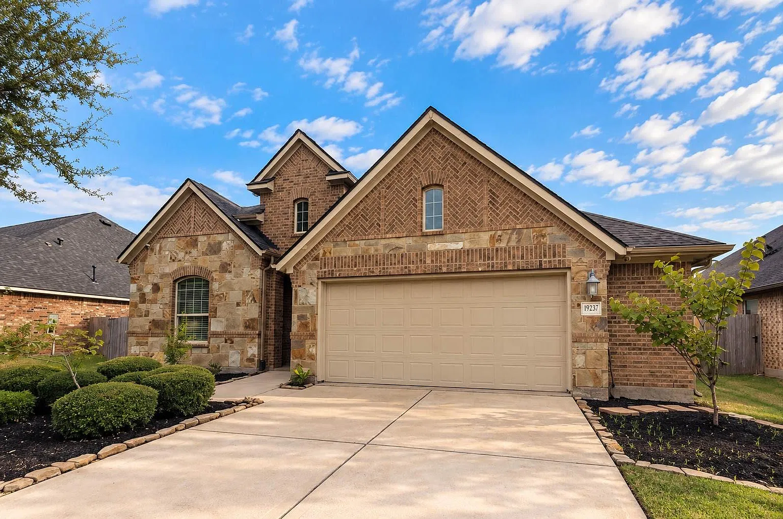3 bed, 2.0 bath, 2125 sqft, $2,400 — Photo 2