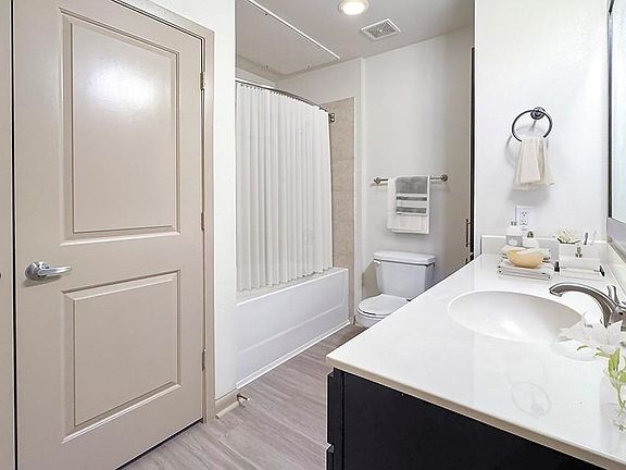 4th image of 2700 Brazos St #2206