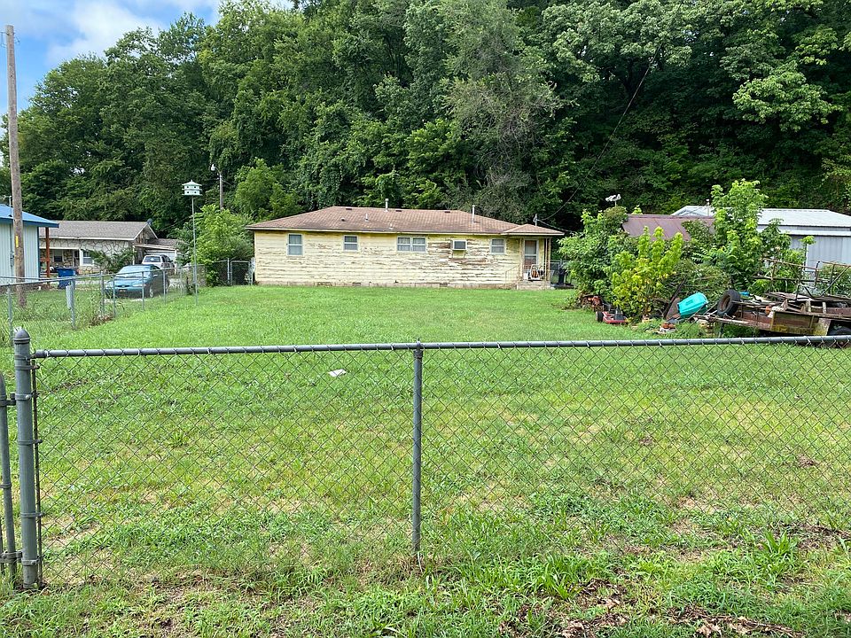2nd image of 1011 Bluff Street