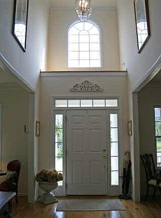 Great 2 story foyer...