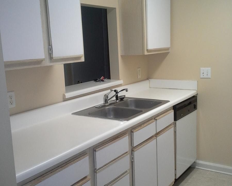 Left side of kitchen