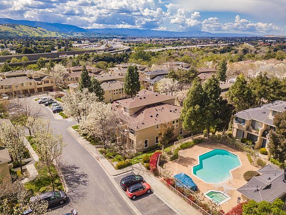 3rd image of 833 Basking Ln