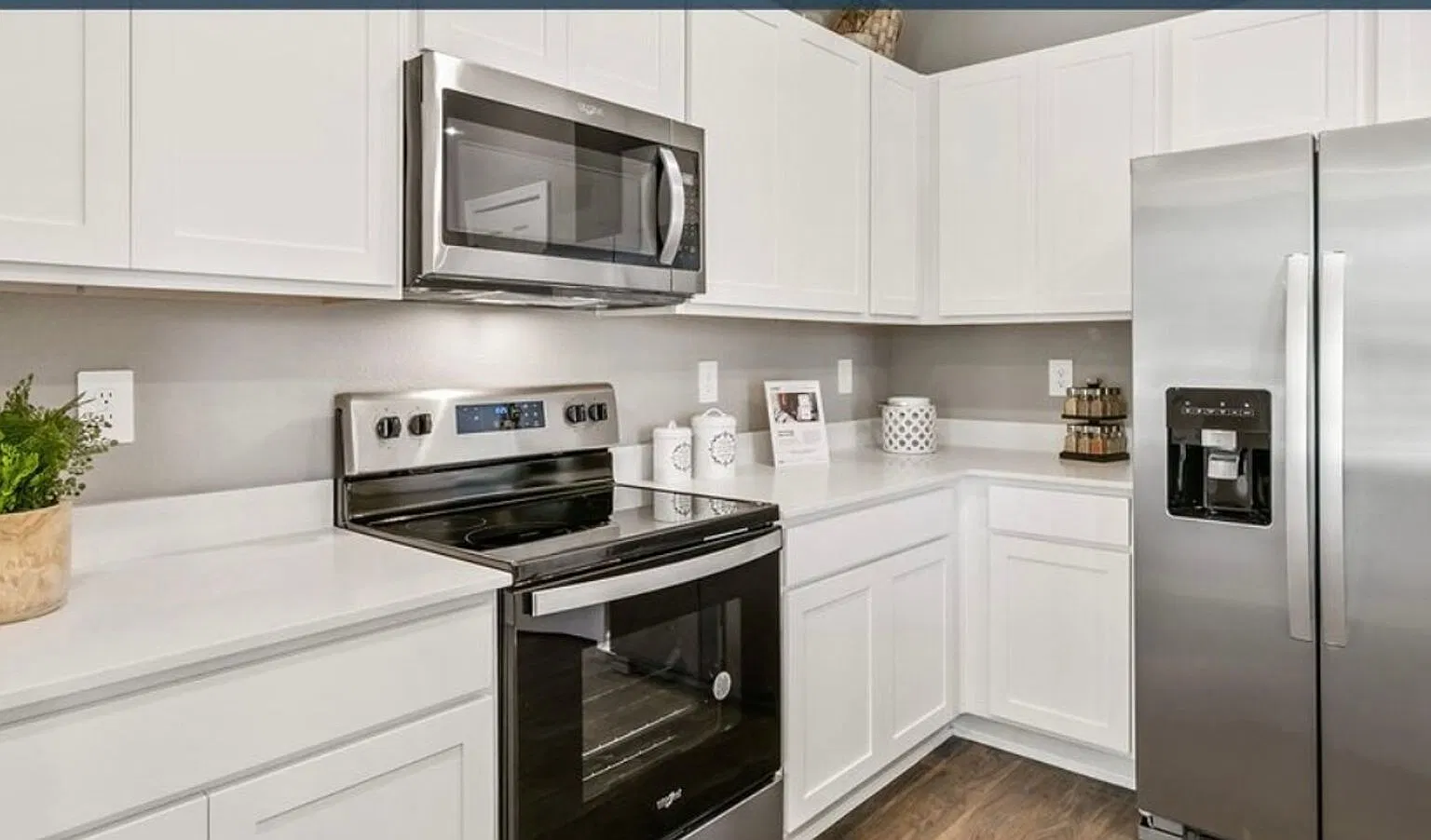 Stunning Townhouse Avaliable — Photo 2
