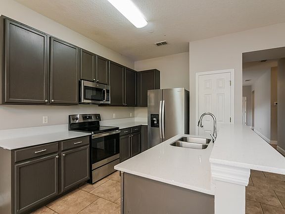 5th image of 439 Vicks Landing Dr