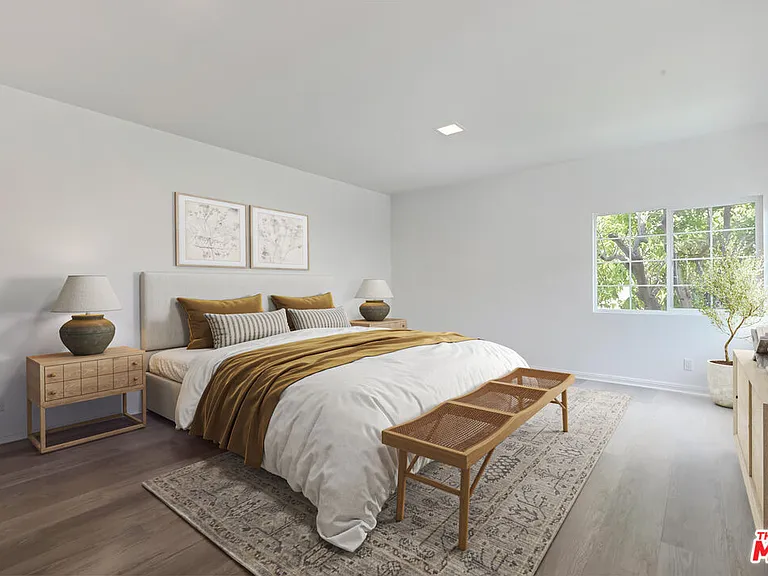 212 N Palm Dr — Photo 8