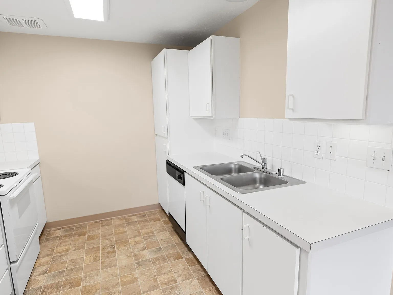 Knightsbridge Apartments — Photo 4