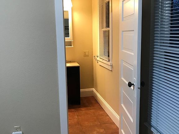 5th image of 807 S Lincoln Pl #1